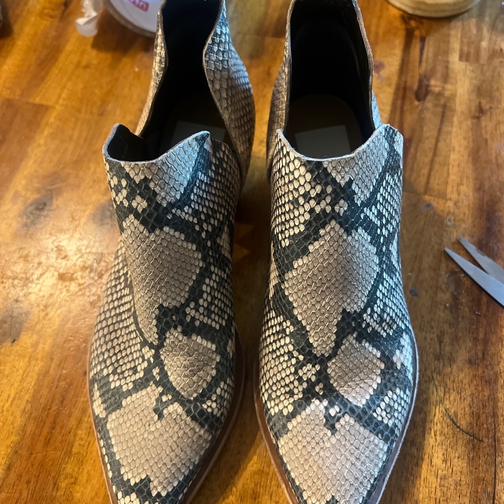 Dolce Vita  size 6.5 Sonni Booties.